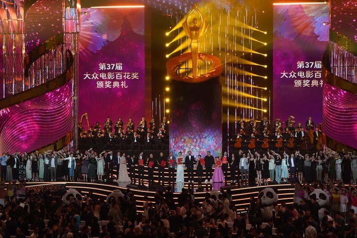 2024年8月4日，在四川成都，第37屆大眾電影百花獎(jiǎng)獲獎(jiǎng)?wù)吆痛蟊娫u(píng)審在舞臺(tái)上合影。新華社記者 唐文豪 攝