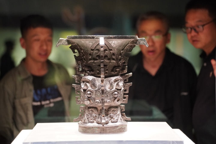 2024年5月9日，游客在陜西寶雞青銅器博物院內(nèi)參觀西周文物何尊。新華社記者 邵瑞 攝