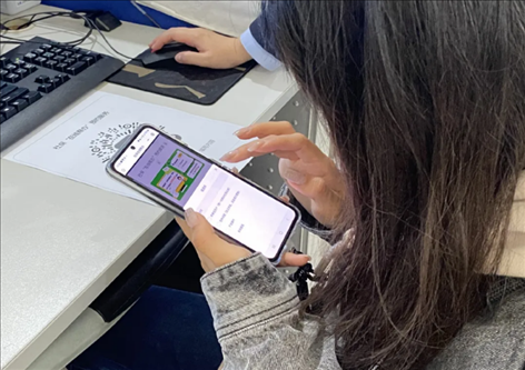趙女士用手機(jī)掃碼預(yù)約幫辦服務(wù)。圖片來源：微信公眾號(hào)“上海市普陀區(qū)政務(wù)服務(wù)中心”