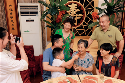 2019年9月13日，浙江南潯久安老年城餐廳， 84歲的沈?qū)W安老人（前右二）和前來(lái)看望她的親人歡聚
