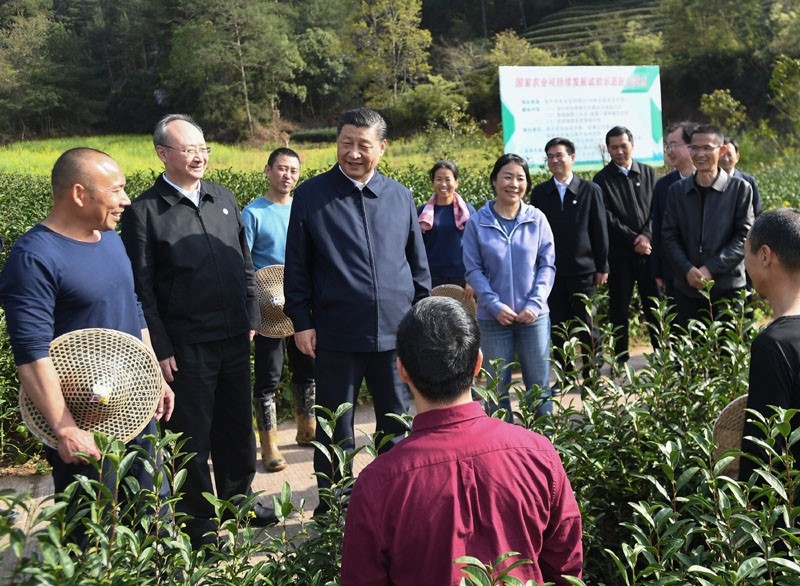 2021年3月22日，習(xí)近平總書記在福建南平武夷山市星村鎮(zhèn)燕子窠生態(tài)茶園，同科技特派員、茶農(nóng)親切交流，了解當(dāng)?shù)夭璁a(chǎn)業(yè)發(fā)展情況。