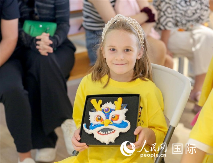 一名中文愛(ài)好者手捧生肖畫。人民網(wǎng)中東中心分社塔里克·易卜拉欣攝