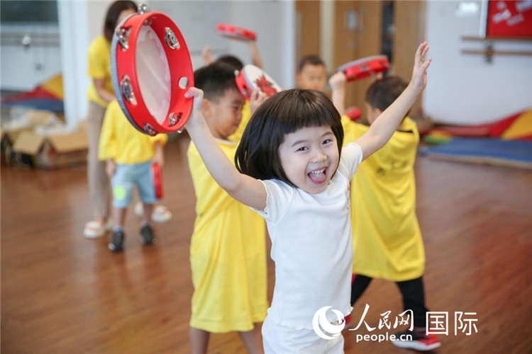 一名華裔兒童在參加音樂(lè)課程。人民網(wǎng)中東中心分社塔里克·易卜拉欣攝
