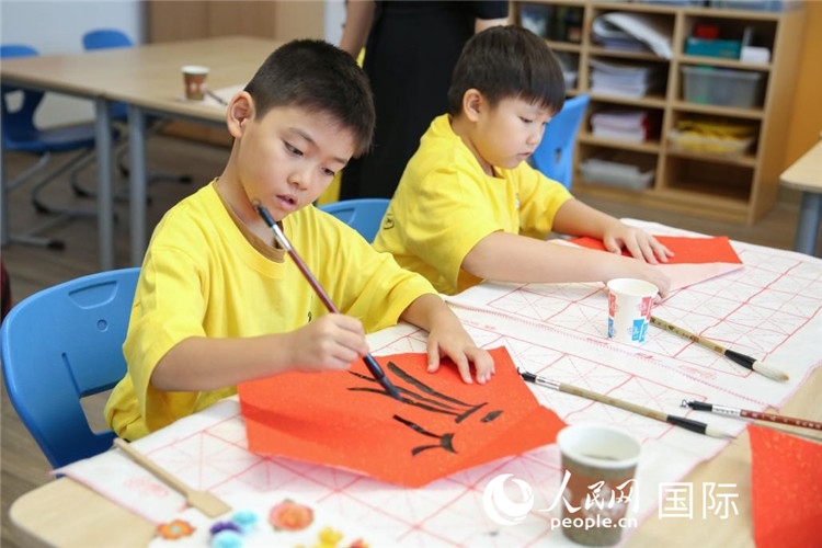 書法課。人民網(wǎng)中東中心分社塔里克·易卜拉欣攝