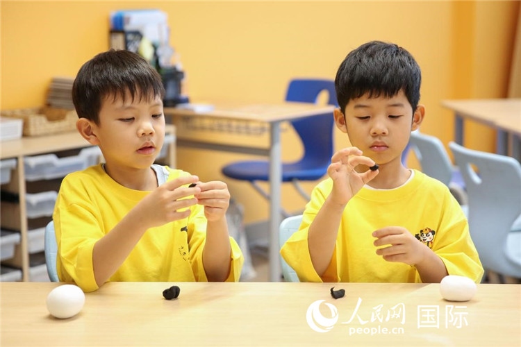做手工。人民網(wǎng)中東中心分社塔里克·易卜拉欣攝