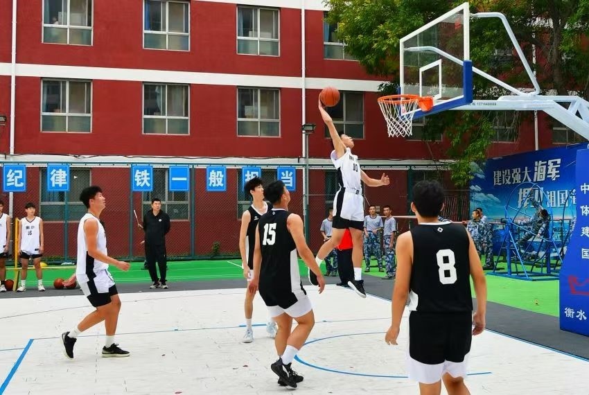 全天候室外運動木地板籃球場上精彩激烈的籃球賽。 主辦方供圖