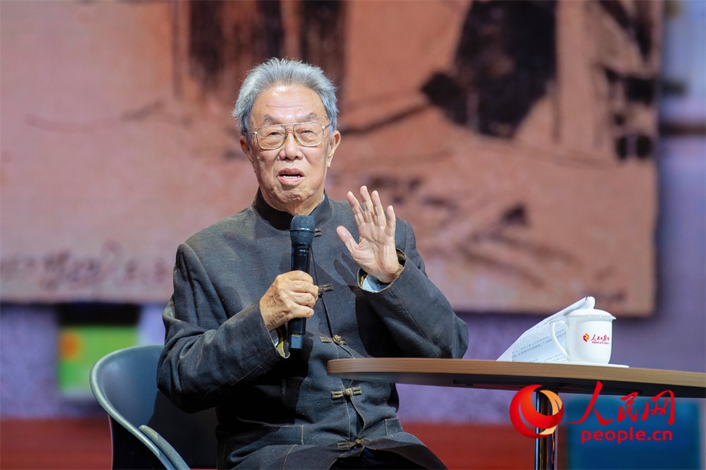 王蒙以《與時(shí)代同行 與人民同心》為題演講。人民網(wǎng)記者 翁奇羽攝