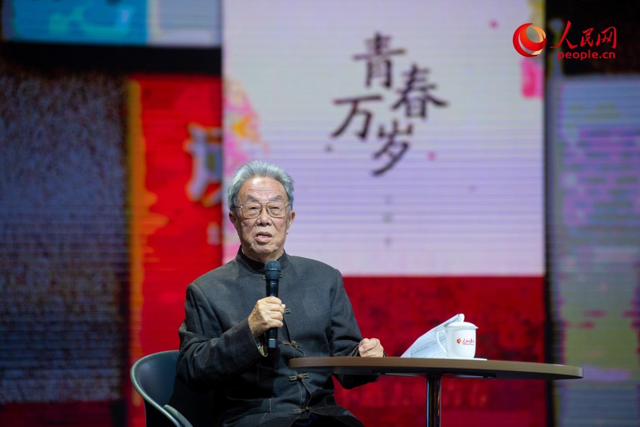 王蒙以《與時(shí)代同行 與人民同心》為題演講。人民網(wǎng)記者 翁奇羽攝