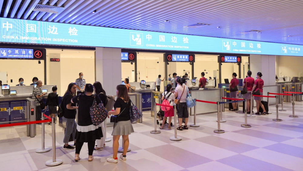 2023年7月26日，旅客在三亞鳳凰國際機場國際航站樓有序通關。三亞鳳凰國際機場國際航站樓改擴建項目主體工程已于2023年7月1日完工并投入使用，該項目是海南自貿(mào)港首個主體工程完工并投入使用的封關運作項目?！逗Ｄ献杂少Q(mào)易港建設總體方案》明確，海南將在2025年前適時啟動全島封關運作。
