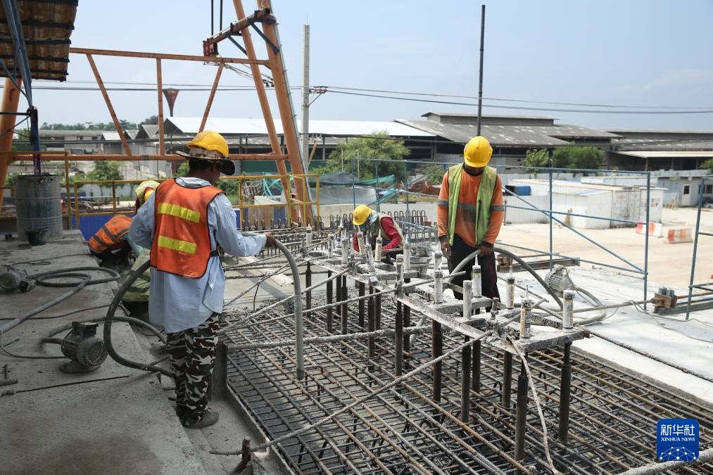 10月11日，工人在位于泰國大城府的中泰高鐵項(xiàng)目4-3標(biāo)段施工現(xiàn)場作業(yè)。新華社記者 孫瑋彤 攝
