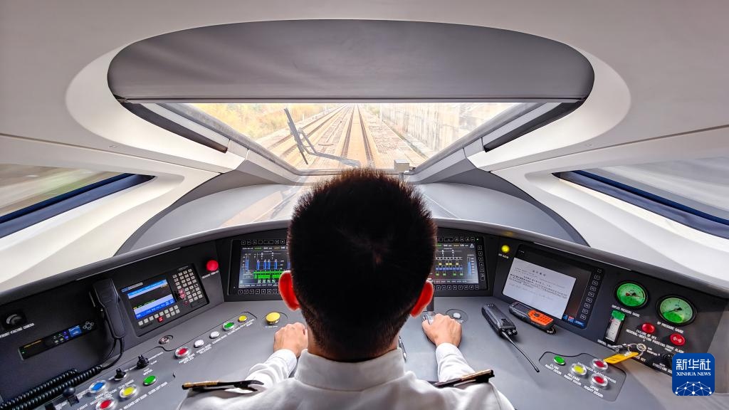9月12日，司機(jī)駕駛高速動(dòng)車組列車行駛在雅萬高鐵上（手機(jī)照片）。新華社記者 徐欽 攝