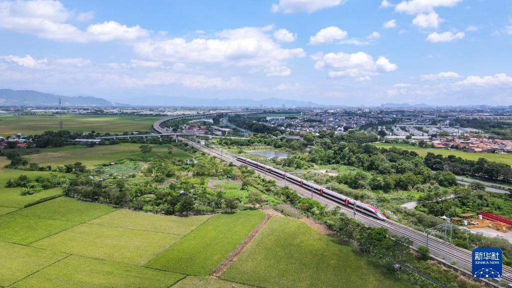 4月17日，在印度尼西亞萬隆，雅萬高鐵高速動(dòng)車組列車行駛在雅萬高鐵沿線（無人機(jī)照片）。新華社記者 徐欽 攝