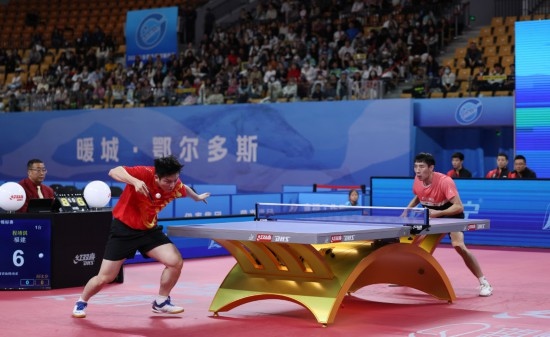 10月18日，上海隊(duì)選手樊振東（左）在單打比賽中發(fā)球。他3:2戰(zhàn)勝福建隊(duì)選手程靖淇。新華社記者 王楷焱 攝