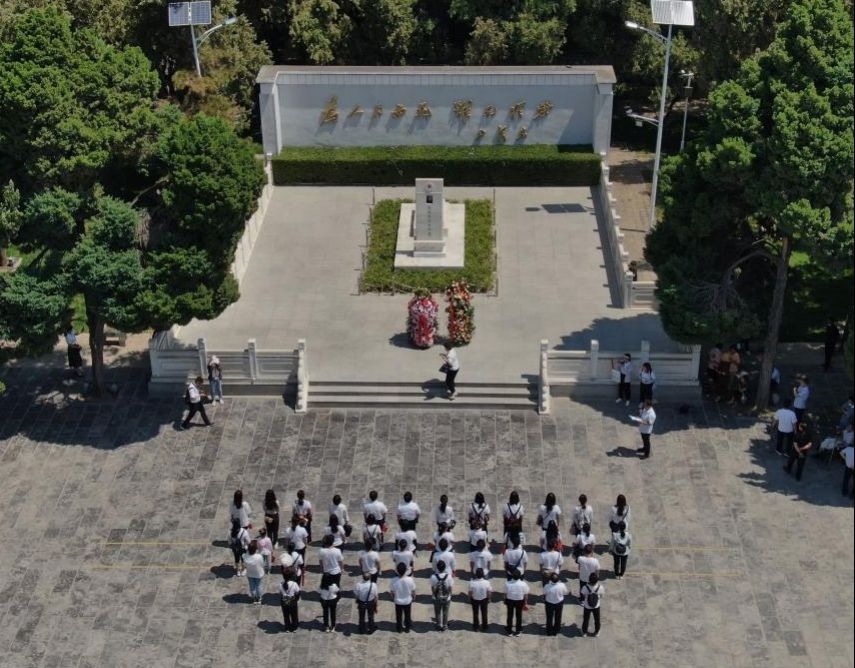 2021年6月24日，參觀者在位于河南省蘭考縣的焦裕祿紀念園瞻仰焦裕祿烈士墓（無人機照片）。新華社記者 李安 攝