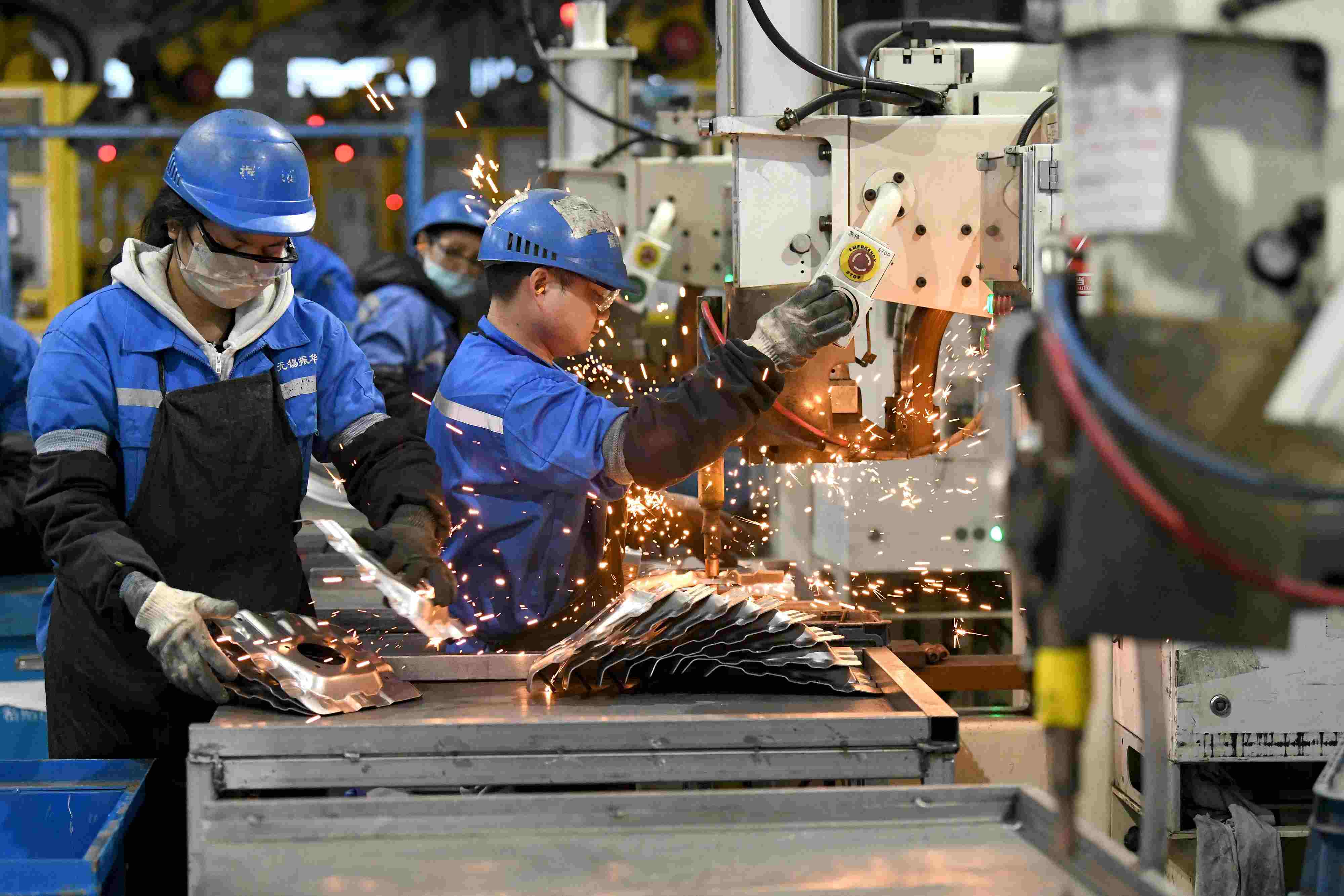 2023年2月7日，福建省寧德市蕉城區(qū)一家汽車零部件生產(chǎn)企業(yè)的生產(chǎn)線上一派繁忙景象。