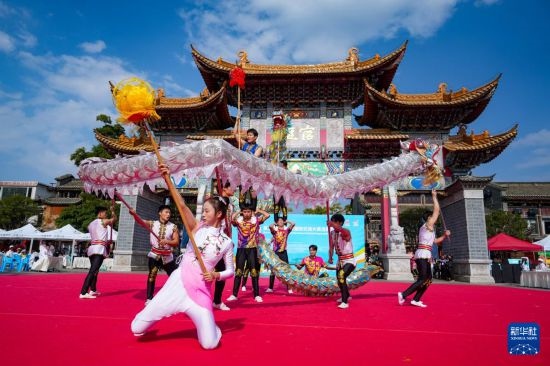 10月19日，四川師范大學(xué)舞龍隊在傳統(tǒng)舞龍項目中比賽，最終他們獲得該項目銀獎。