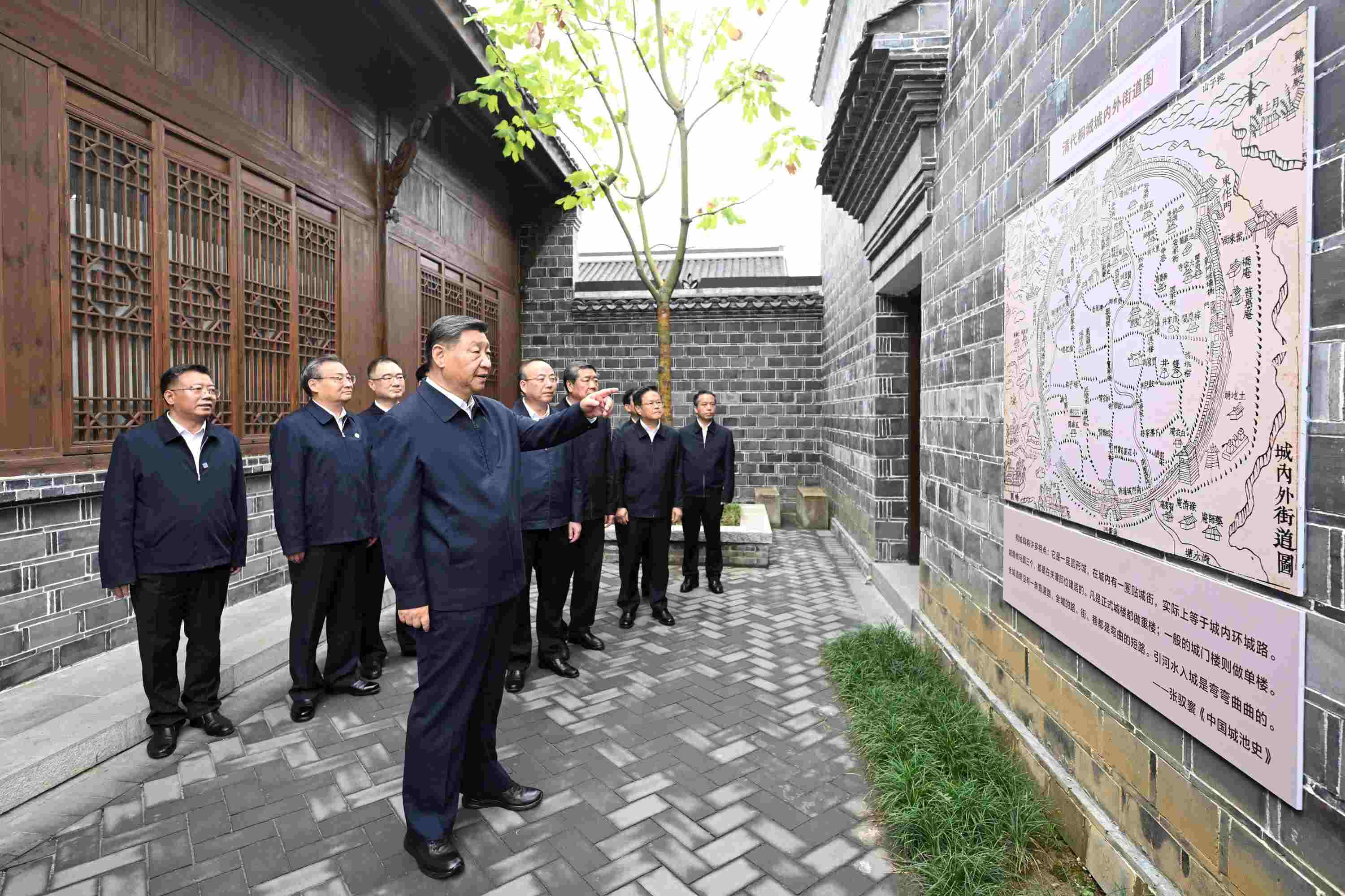 △2024年10月17日，習近平總書記在安徽省安慶桐城市六尺巷考察。