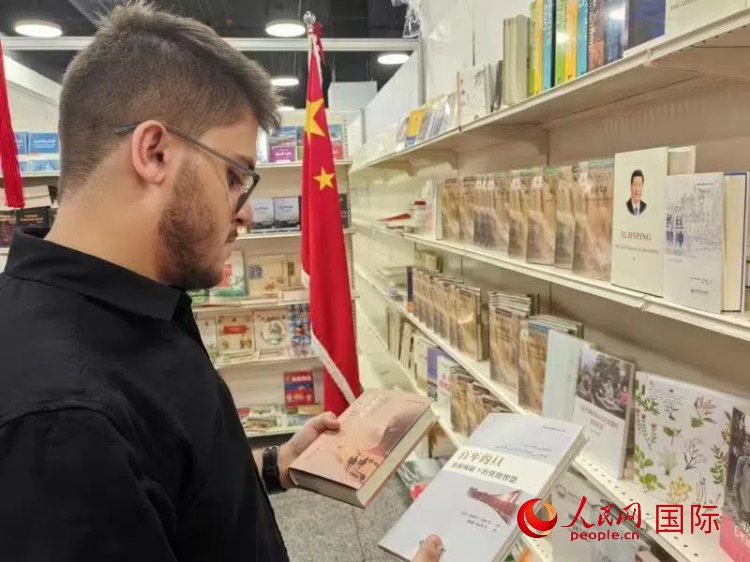 第二十三屆約旦安曼國際書展于10月10日至19日在約旦展覽中心舉行，約旦政府和民間各界人士在中國展臺翻閱圖書，熱烈交流互動(dòng)，感受中華文化之美。人民網(wǎng)記者 李瀟攝
