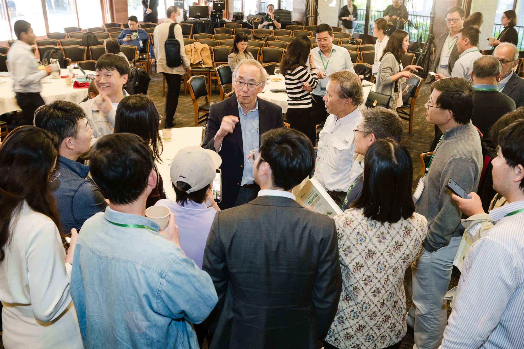 美國前能源部長、諾獎得主朱棣文教授在會場與參會者交流。馮超攝