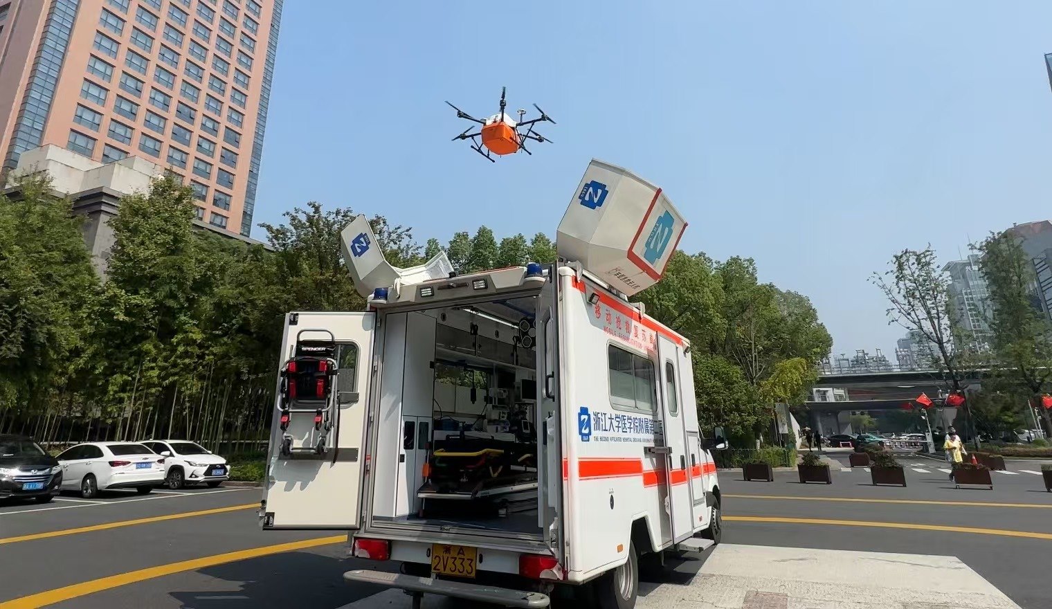 浙江大學(xué)醫(yī)學(xué)院附屬第二醫(yī)院5G急救車搭載的無人機正在起飛。人民網(wǎng)記者 申佳平攝
