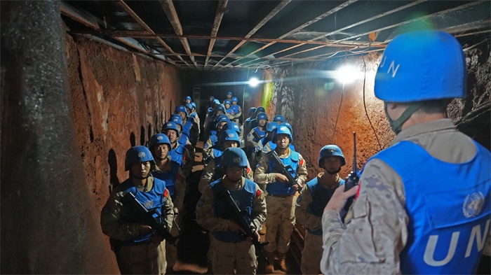 進入地下掩體隱蔽。王軍杰攝