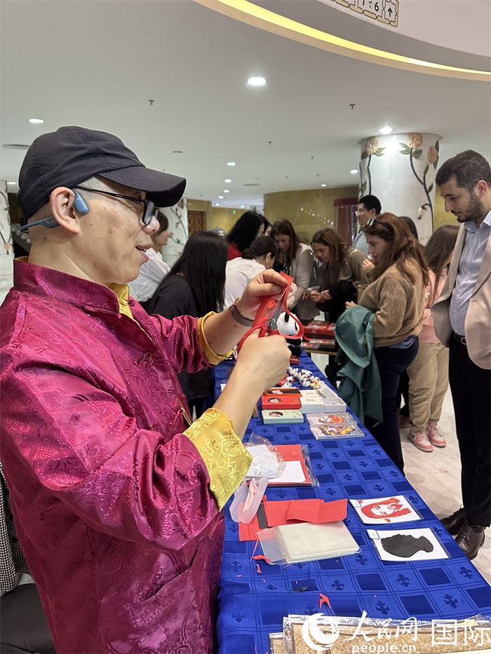中國傳統(tǒng)非物質文化遺產傳承人展示技藝 。人民網記者 郝瑞敏攝