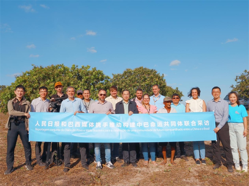 當?shù)貢r間10月24日至25日，人民日報社攜手巴西主流媒體在巴西東北部北里奧格蘭德州開展聯(lián)合采訪，拉開了以“攜手推動構建中巴命運共同體”為主題的人民日報和巴西媒體聯(lián)合采訪序幕。圖為參加聯(lián)合采訪的中巴兩國記者與受益于中國企業(yè)扶貧項目的若昂卡馬拉市民眾合影。 人民日報和巴西媒體聯(lián)合采訪團供圖