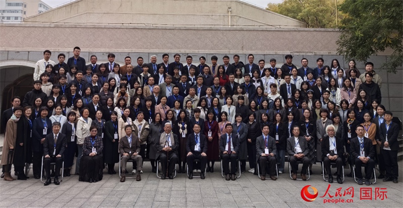 與會嘉賓合影留念。人民網(wǎng)記者 陳建軍攝