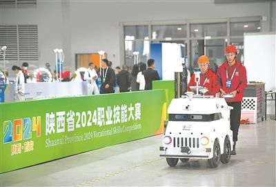 參賽選手在陜西省2024職業(yè)技能大賽新能源汽車智能化技術(shù)賽項(xiàng)比賽中。新華社記者 張博文攝