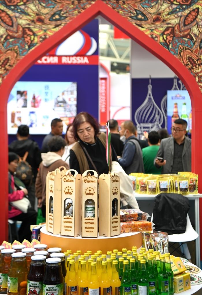 10月25日，觀眾在楊凌農(nóng)高會(huì)上合組織國家農(nóng)業(yè)展區(qū)了解農(nóng)產(chǎn)品。新華社記者 鄒競(jìng)一 攝