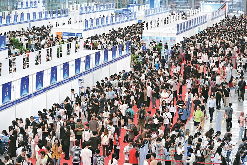 2024年10月12日，第28屆全國高校畢業(yè)生秋季就業(yè)雙選會在深圳會展中心舉辦。圖為雙選會現(xiàn)場。 中新社記者 陳文/攝