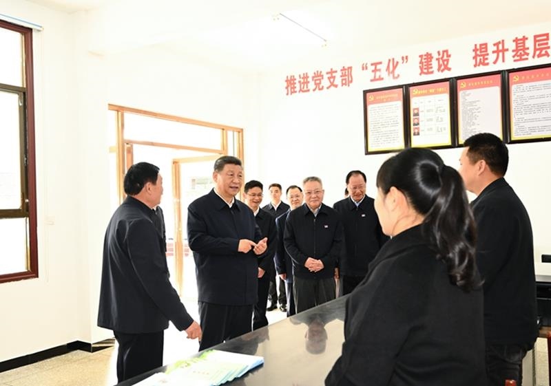 △2024年3月19日，習(xí)近平總書(shū)記在湖南省常德市鼎城區(qū)謝家鋪鎮(zhèn)港中坪村黨群服務(wù)中心了解當(dāng)?shù)貫榛鶎訙p負(fù)、提升基層治理效能等情況。