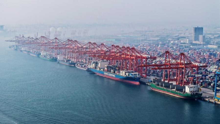 在廣西欽州港碼頭，多艘海輪在排隊卸貨（無人機(jī)照片，2024年3月28日攝）。新華社記者 張愛林 攝