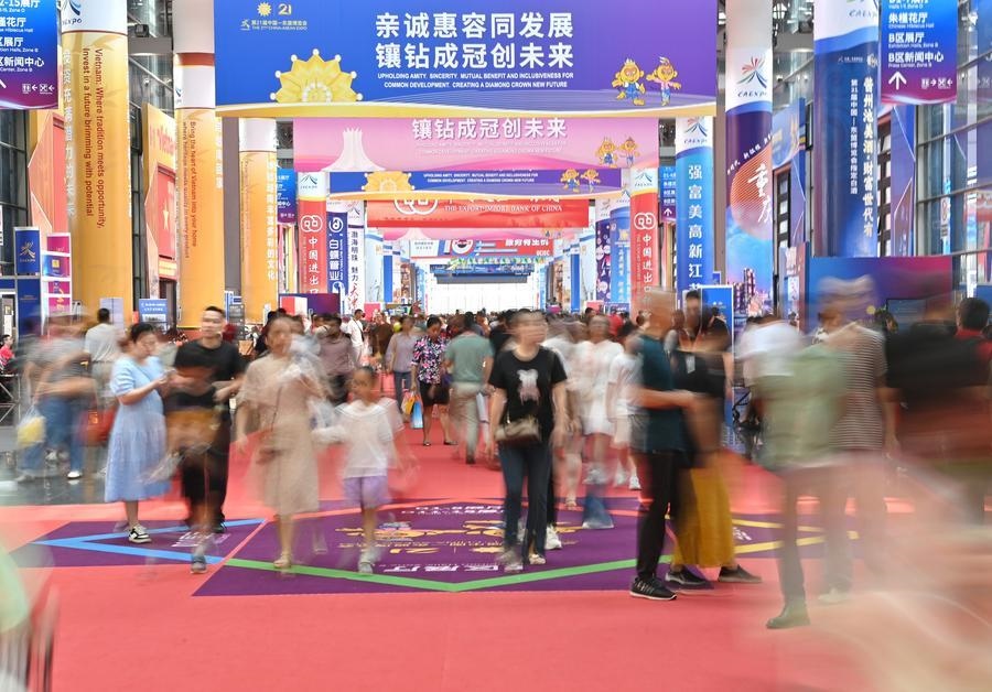 2024年9月28日，觀眾在廣西南寧市舉行的第21屆中國—東盟博覽會上參觀。新華社記者 周華 攝