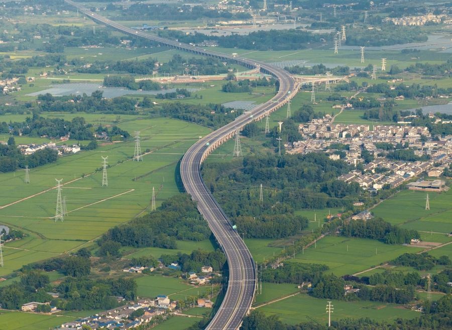 俯瞰四川天府新區(qū)至邛崍高速公路一角（2024年7月2日攝，無人機(jī)照片）。新華社記者 江宏景 攝