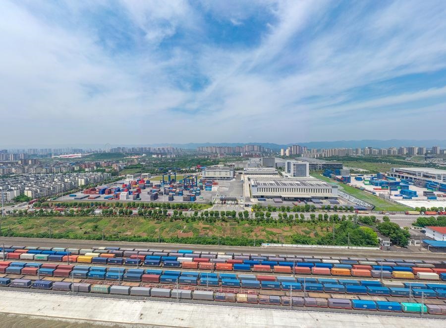 這是2024年5月5日在重慶國際物流樞紐園區(qū)拍攝的興隆場編組站和陸海新通道重慶無水港（無人機(jī)照片）。 新華社記者 黃偉 攝