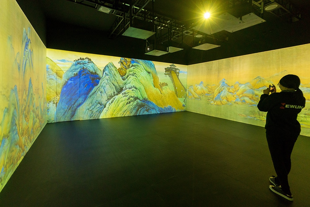 2019年1月29日，上海，市民在“千里江山圖科技藝術(shù)展”上參觀北宋名畫《千里江山圖》的AR全景展示并打卡拍照。