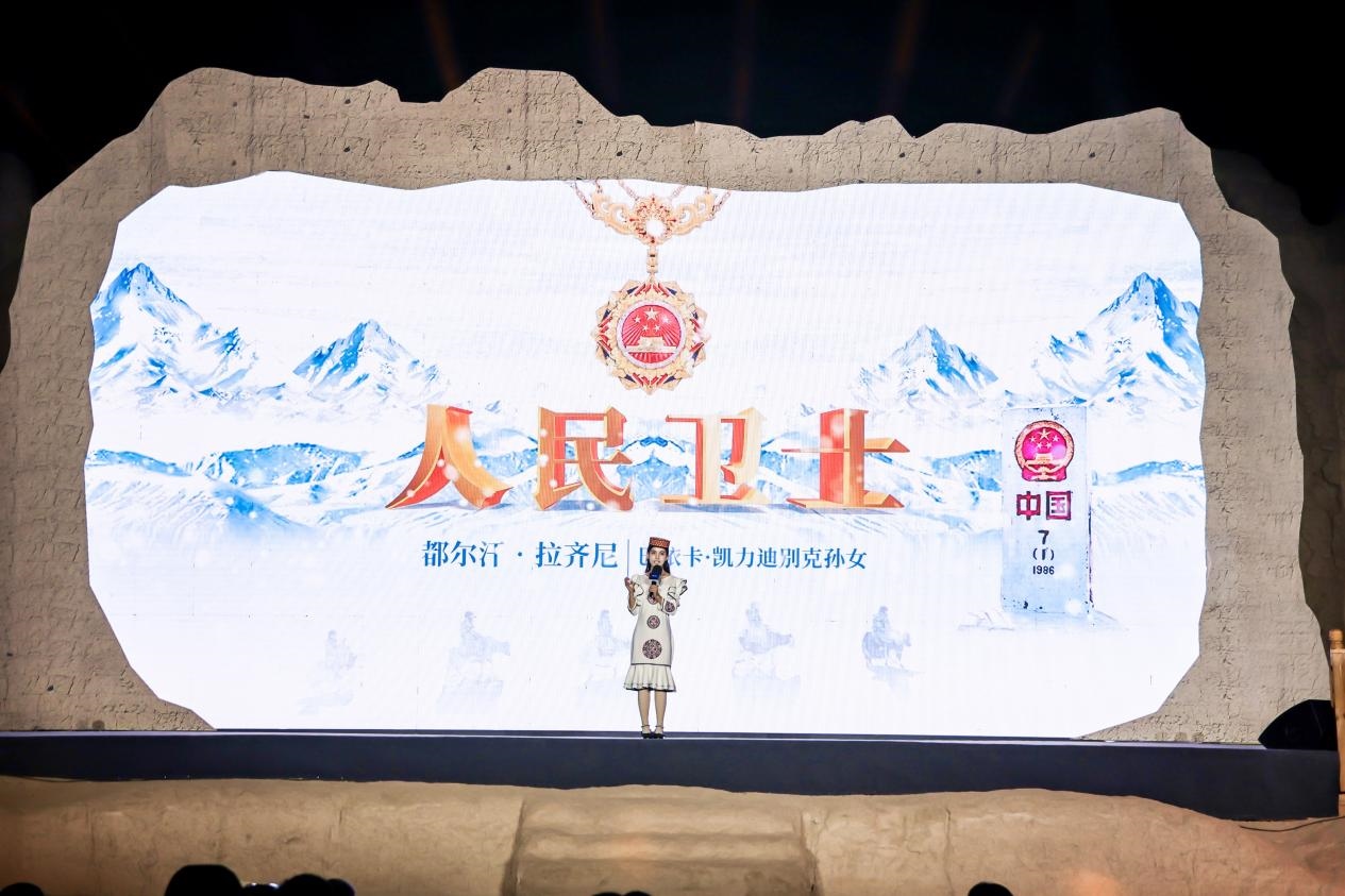 都爾汗·拉齊尼在“何以中國·五星出東方”網(wǎng)絡(luò)主題宣傳活動(dòng)現(xiàn)場演講。人民視頻供圖