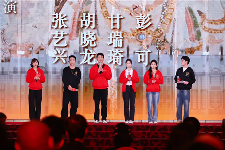 《受到召喚·敦煌》眾演員與現(xiàn)場觀眾互動(dòng)交流。主辦方供圖