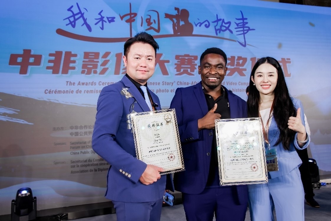 王曉樂（中）與其他嘉賓合影。主辦方供圖