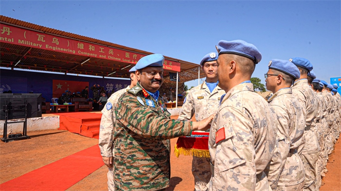 聯(lián)南蘇團部隊司令莫漢中將為維和官兵授勛。秦貴君攝