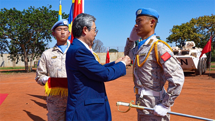 中國駐南蘇丹大使馬強為維和官兵授勛。謝坤攝