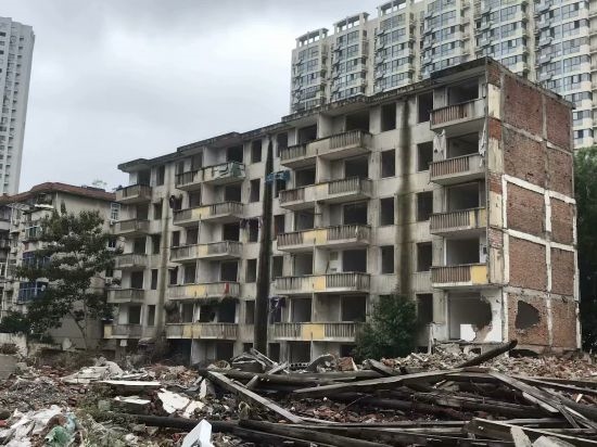 圖為拆遷中的合肥儀表廠宿舍。 合肥市蕪湖路街道 提供