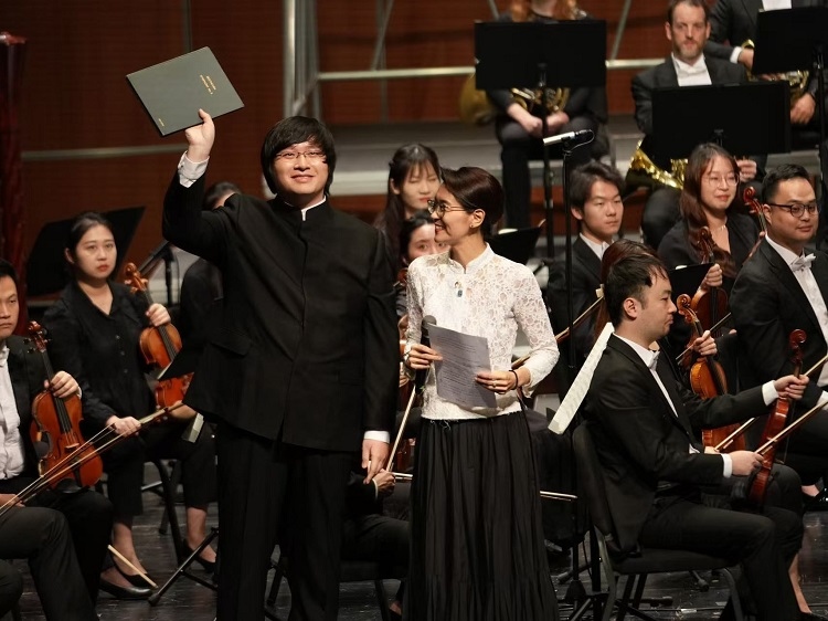 小澤征良向俞潞贈(zèng)送小澤征爾使用過(guò)的《第五交響曲》樂譜。演出方供圖