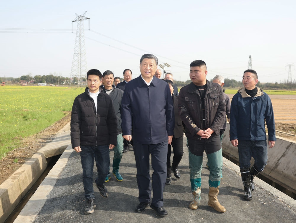 2024年3月19日，習(xí)近平在湖南省常德市鼎城區(qū)謝家鋪鎮(zhèn)港中坪村，同種糧大戶、農(nóng)技人員、基層干部親切交流。習(xí)近平強(qiáng)調(diào)：“要建設(shè)好高標(biāo)準(zhǔn)農(nóng)田，推行適度規(guī)模經(jīng)營(yíng)，加強(qiáng)政策支持和示范引領(lǐng)，加大良種、良機(jī)、良法推廣力度，在精耕細(xì)作上下功夫，進(jìn)一步把糧食單產(chǎn)和品質(zhì)提上去，讓種糧也能夠致富，進(jìn)而吸引更多農(nóng)戶參與發(fā)展現(xiàn)代化大農(nóng)業(yè)，真正把中國(guó)特色農(nóng)業(yè)現(xiàn)代化之路走穩(wěn)走扎實(shí)?！? width=