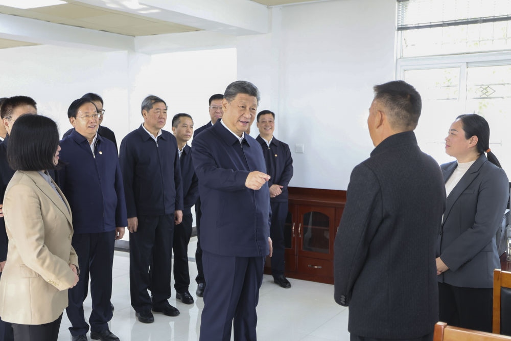 2024年11月5日，習(xí)近平在湖北省咸寧市嘉魚(yú)縣潘家灣鎮(zhèn)四邑村黨群服務(wù)中心考察。習(xí)近平指出：“要持續(xù)為基層減負(fù)，讓基層干部能夠用更多時(shí)間和精力來(lái)服務(wù)群眾。”