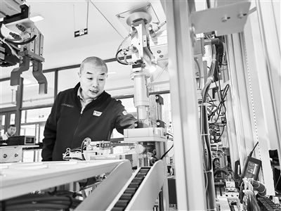 郭海青在檢查車床加工設(shè)備。 受訪者供圖