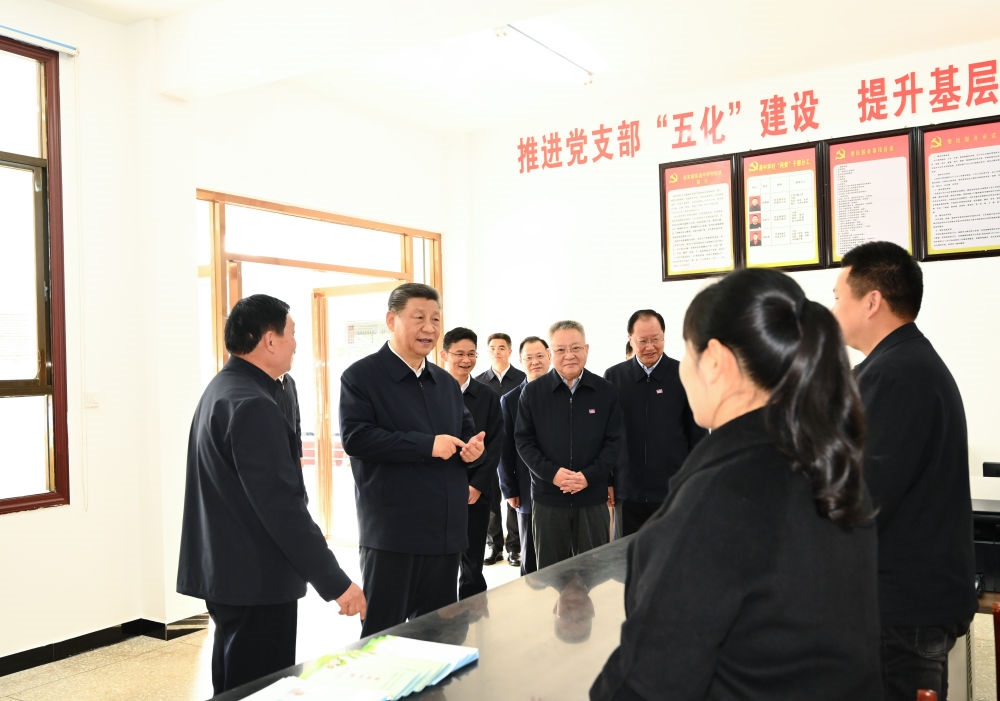 2024年3月19日，習(xí)近平在湖南省常德市鼎城區(qū)謝家鋪鎮(zhèn)港中坪村黨群服務(wù)中心了解當(dāng)?shù)貫榛鶎訙p負(fù)、提升基層治理效能等情況。他指出：“要堅(jiān)決整治形式主義、官僚主義問(wèn)題，精兵簡(jiǎn)政，持之以恒抓好這項(xiàng)工作?！? width=