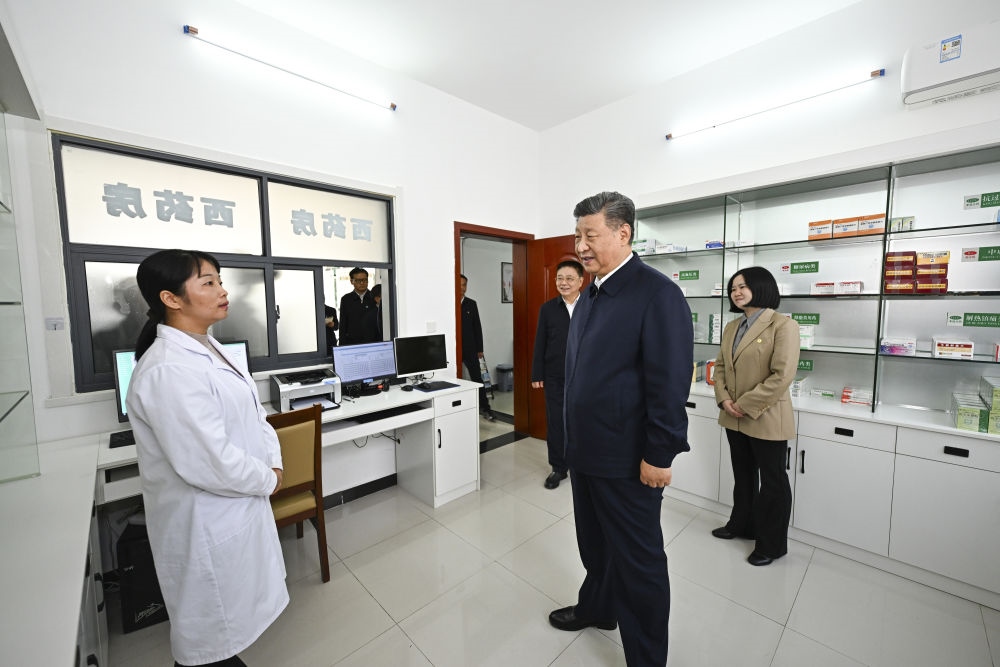 2024年11月5日，習(xí)近平在湖北省咸寧市嘉魚(yú)縣潘家灣鎮(zhèn)四邑村衛(wèi)生室考察。習(xí)近平指出：“要進(jìn)一步加強(qiáng)黨建引領(lǐng)，抓住‘一老一小’這個(gè)重點(diǎn)，更加精準(zhǔn)有效地為群眾排憂解難?！? width=