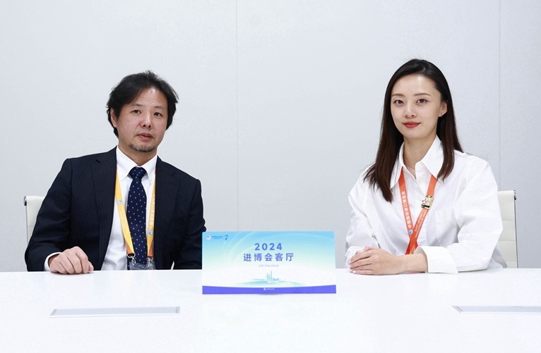 豐田汽車(chē)（中國(guó)）投資有限公司副總經(jīng)理劉鵬做客“2024進(jìn)博會(huì)客廳”欄目。人民網(wǎng) 歐陽(yáng)易佳攝